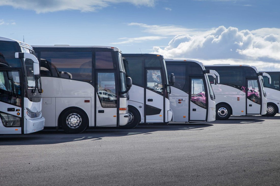 bus-transport-voyage.jpg Plusieurs bus garés côte à côte