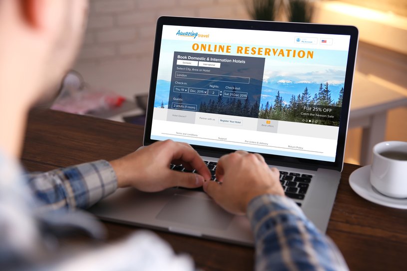 Achat-en-ligne-ordinateur-réservation-hotel.jpeg Réservation d'un hôtel sur une marketplace en ligne