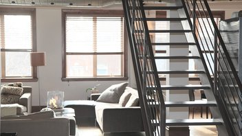 L'intérieur d'un appartement avec un escalier.